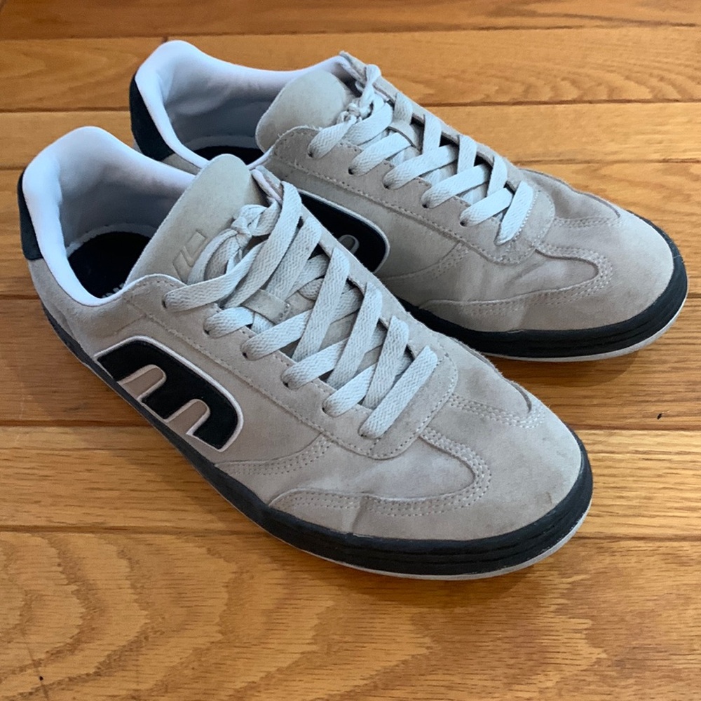 Men’s Etnies size 11.5 cream white sueded leather